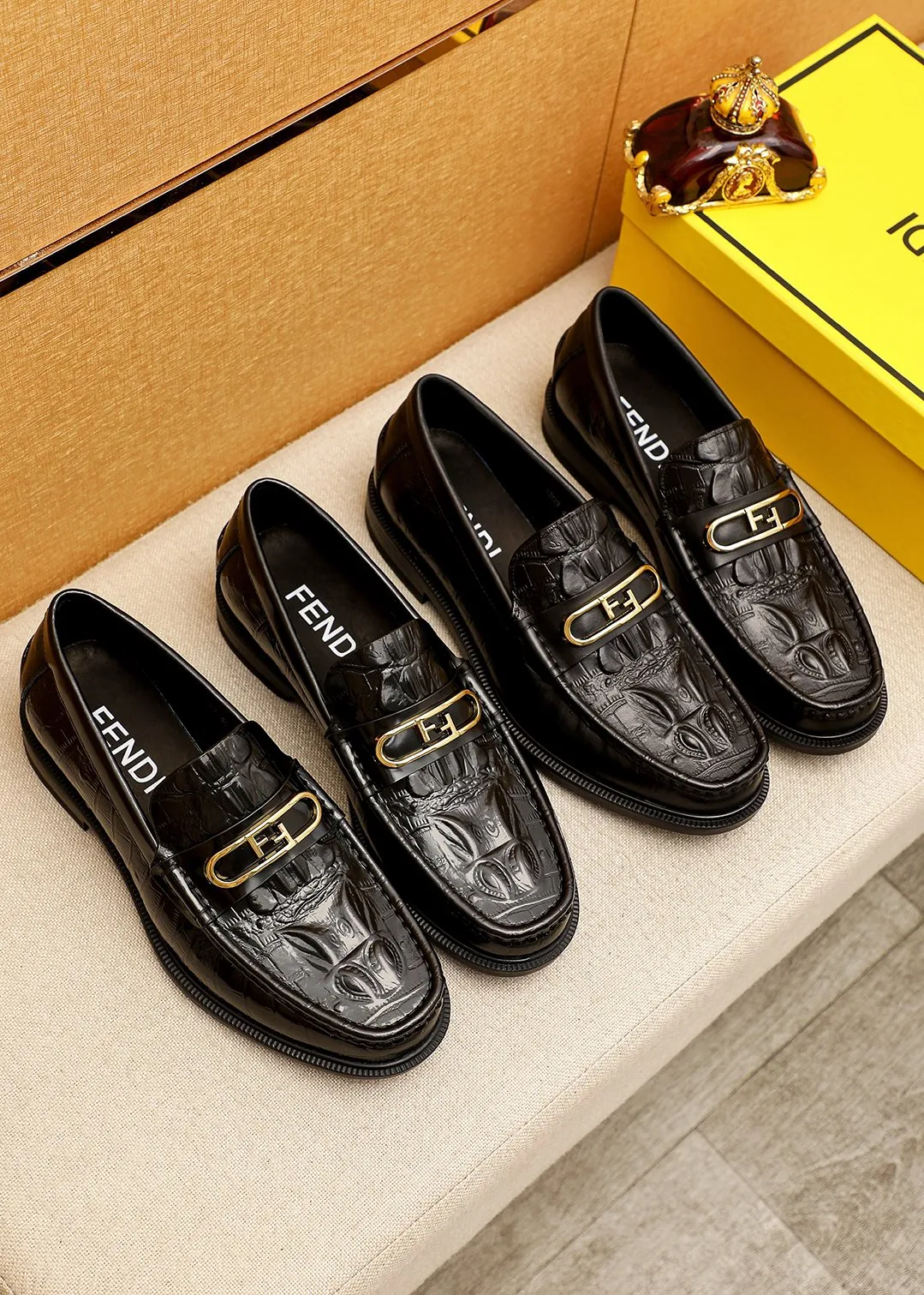 Men's shoes 💰460 💐 Product trademark: FENDI [Fendi] casual leather shoes Regular size: 38-44 (45.46🉑️customized) Product materials: Selected imported first-layer open-edge beaded cowhide embossed upper + luxury hardware buckle, imported cow 🐂 lining. Strong three-dimensional visual effect, original outsole color: 1⃣️color optional